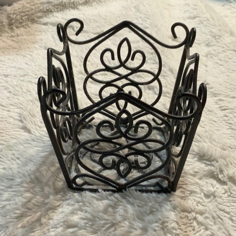 🎀 Southern living at Home Wrought iron basket🎀 - Picture 1 of 2